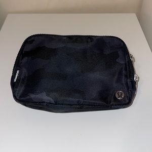 EVERYWHERE BELT BAG 2L - HERITAGE 365 CAMO DEEP COAL MULTI